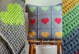 Cuscino con cuori a intarsio, schema facile e veloce a uncinetto.